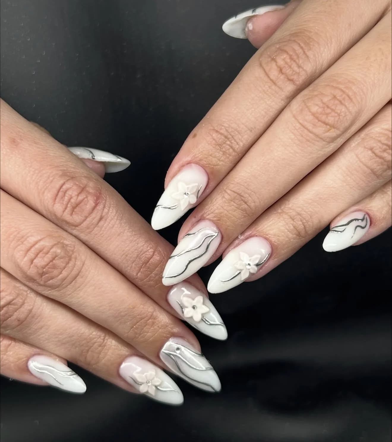 Nail art branca elegante com flores 3D