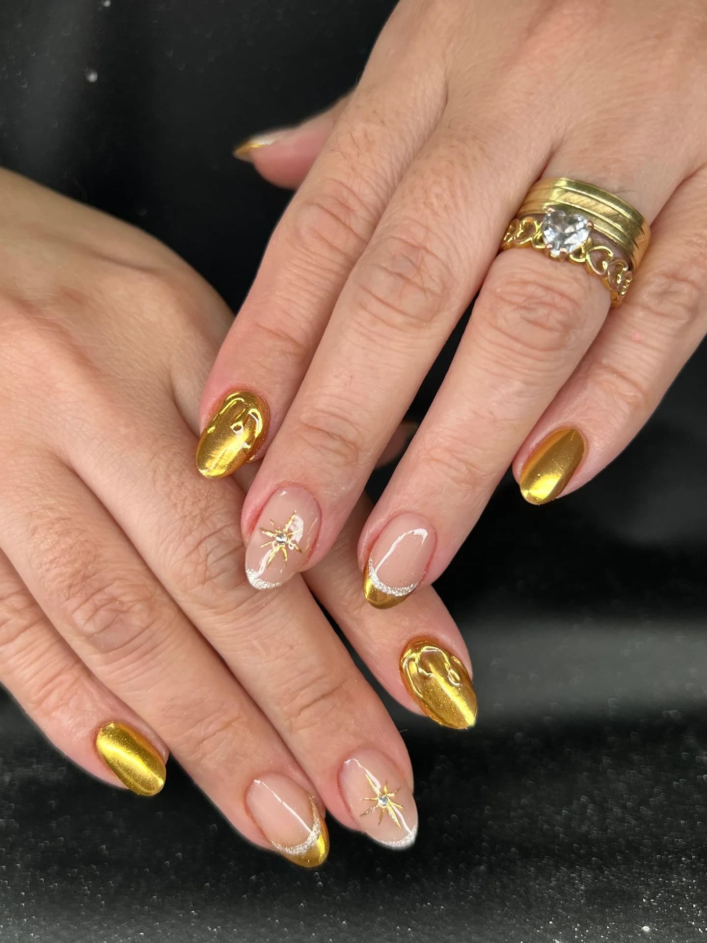 Nail art dourada cromada com estrelas