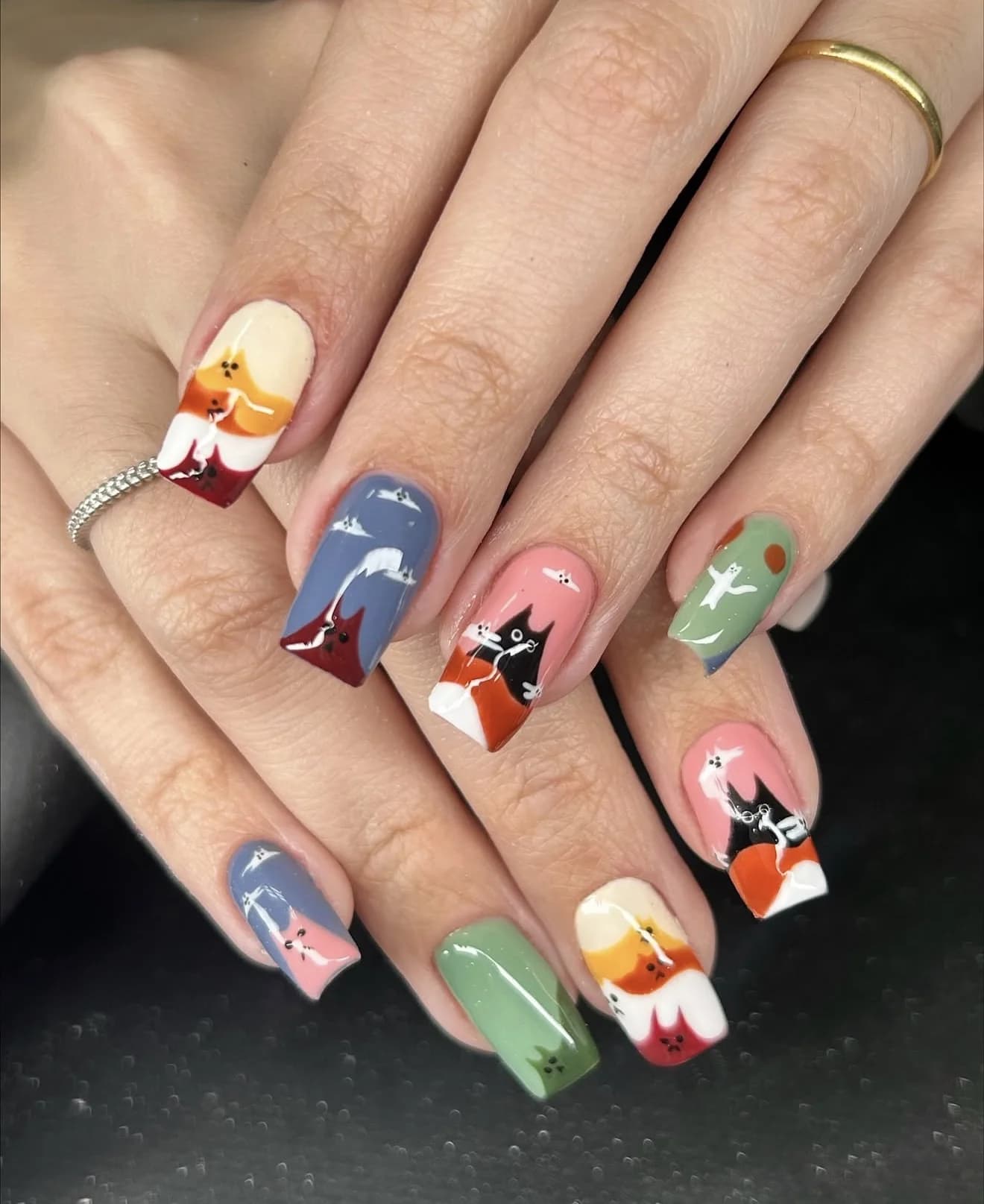 Nail art criativa com gatinhos coloridos